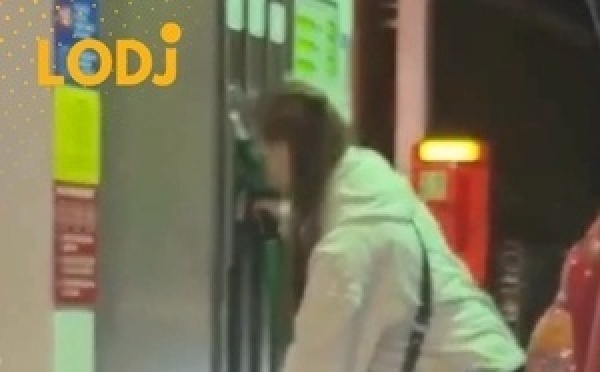 مشهد مثير في بريطانيا: امرأة تعبّئ الوقود داخل أكياس بلاستيكية