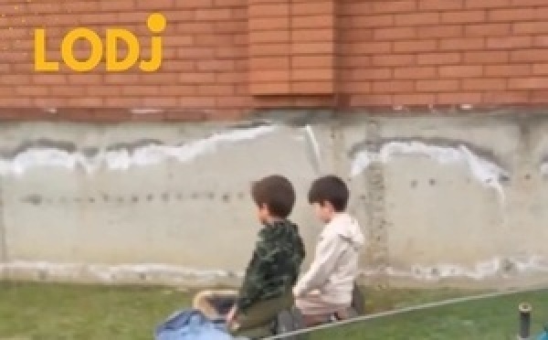 مشهد بريء يعكس جمال التربية على القيم الدينية