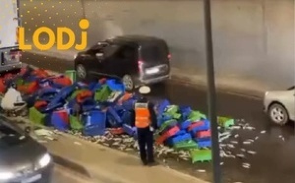 تناثر حمولة شاحنة محملة بالحوت داخل نفق ليساسفة بالدار البيضاء