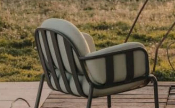 كراسي خارجية أنيقة ومريحة: لمسة أساسية لحديقة مثالية في فصل الربيع