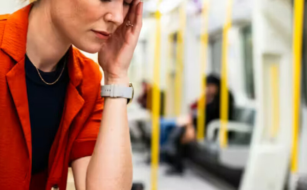 التوتر في وسائل النقل العمومي: بين الضغط اليومي وحلول لاستعادة الهدوء النفسي