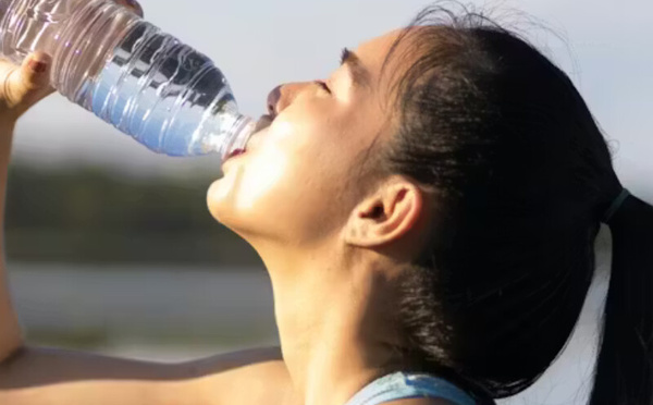 إعادة استعمال قناني الماء البلاستيكية: بين عادة شائعة ومخاطر صحية محتملة