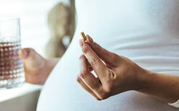 الباراسيتامول والحمل: دراسة دنماركية تطمئن حول السلامة وغياب علاقة مع التوحد