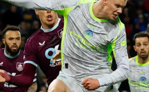 مانشستر سيتي ينتزع الصدارة بصعوبة ويعمّق جراح بيرنلي بالهبوط