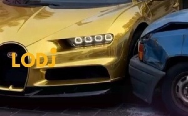 فيديو متداول كيبين احتكاك بسيط بين جوج سيارات وحدة فاخرة بزاف ووحدة عادية