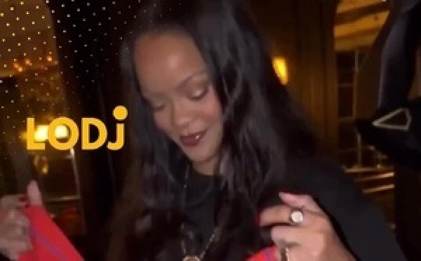 أشرف حكيمي يهدي قميصه إلى الفنانة الأمريكية ريهانا.