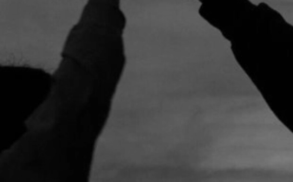 لماذا ننجذب أو نهرب في العلاقات؟ بين أنماط التعلق وعالم الأبراج