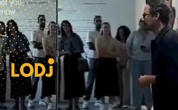 خزيمة العايد يثير الانتباه بعمل فني حول الهوية في معرض بدبي