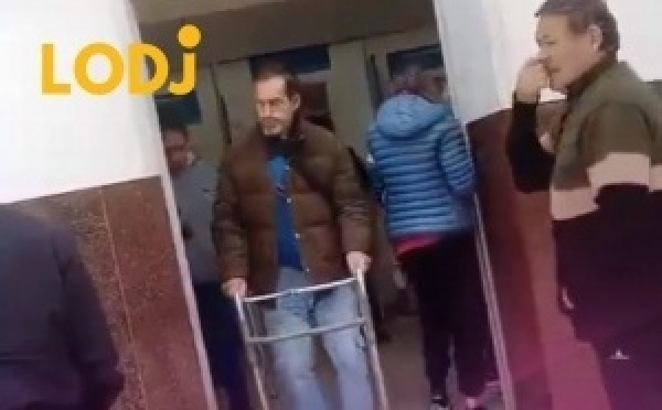 هاد الشخص فـالأرجنتين قرر يستعمل المشاية الطبية باش يبان باللي عندو صعوبة فـ الحركة وياخد الأولوية فـالبنك 