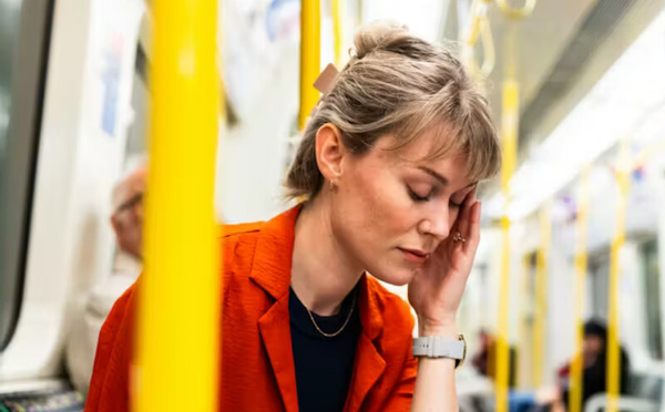 التوتر في وسائل النقل العمومي: ضغوط يومية وحلول بسيطة لاستعادة الهدوء