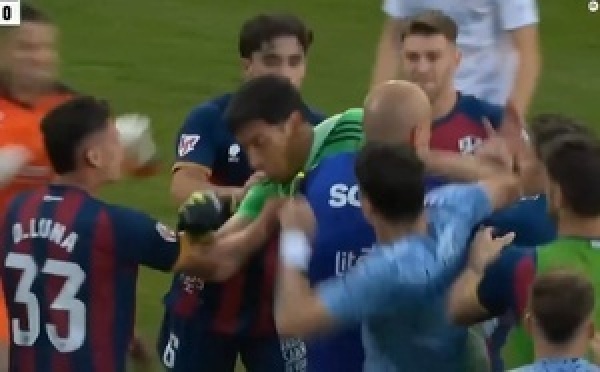 حارس مرمى يثير الجدل بعد اعتدائه عقب طرده في مباراة بإسبانيا