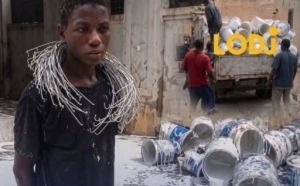 لصوص في نيجيريا يسرقون طلاء فاخر ويبيعون البراميل فقط