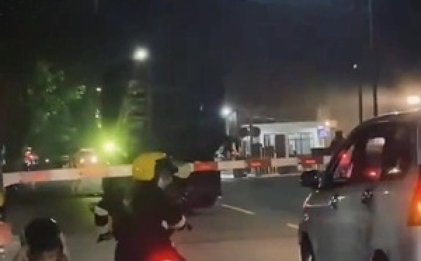 حادث اصطدام بين قطار وشاحنة عالقة فوق السكة الحديدية