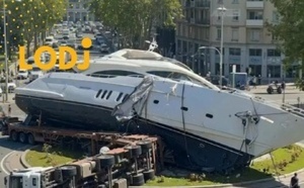 فيديو متداول كيبان فيه يخت ضخم فوق شاحنة وسط طريق حضري