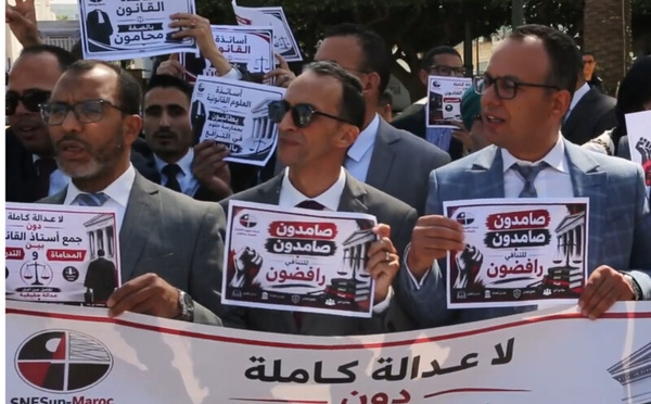 أساتذة القانون يحتجون بالرباط للمطالبة بالجمع بين التدريس والمحاماة