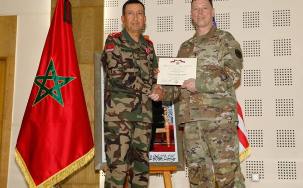 لقاء عسكري بالمنطقة الجنوبية بين بريظ وقائد "أفريكوم" وتكريم أمريكي للمسؤولين المغاربة