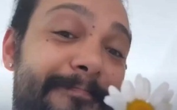 قوة اللحظة البسيطة: طفلة تزرع الأمل بابتسامة وزهرة في قلب غريب.