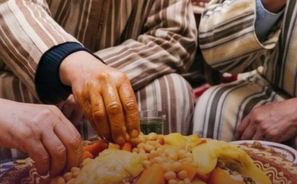 الأكل باليدين.. عادة بسيطة تعود إلى الواجهة بفوائد صحية محتملة