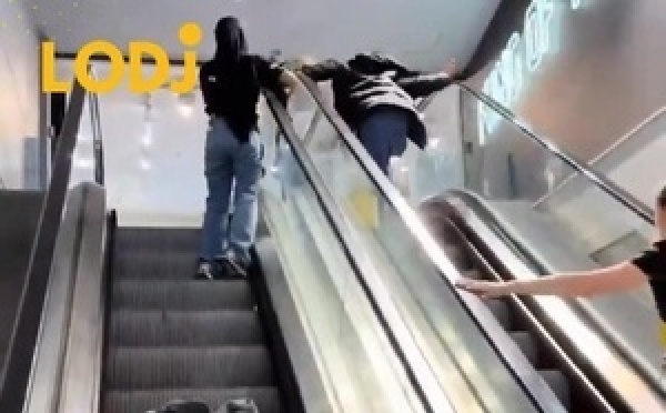  مواجهة عنيفة بين موظفات متجر رياضي شهير وعصابة لصوص.