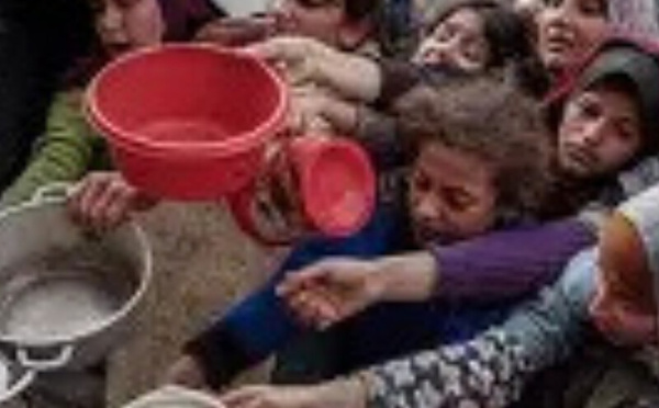 استنكار فلسطيني واسع لقرار وقف إمدادات الطعام لمخيمات النزوح وتحذيرات من تفاقم الأزمة الإنسانية