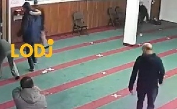 فيديو كايوثق لحظة اعتداء غريب داخل مسجد
