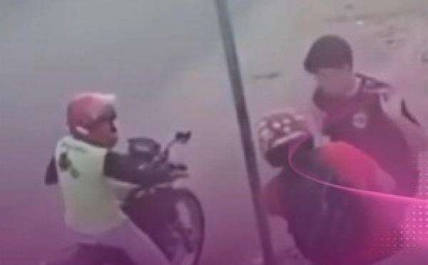هاد الدري كان واقف فـ أمان الله فـمحطة الحافلات، حتى وقفوا عليه جوج شفارة 