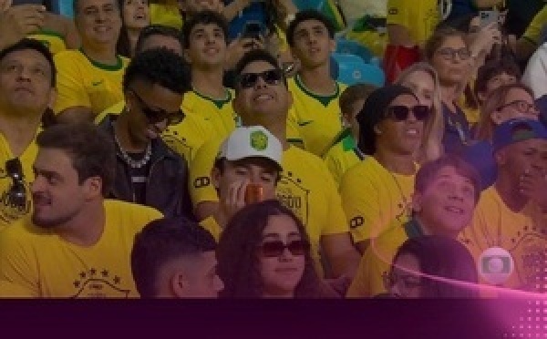 البلان طرأ فـالماتش الودي ديال البرازيل ضد بنما، الكاميرا دورت وجهها للمدرجات وهي تصدم بـ تلاتة ديال النجوم "تاريخيين" جالسين حدا بعضياتهم فـلقطة غريبة ومضحكة بزاف