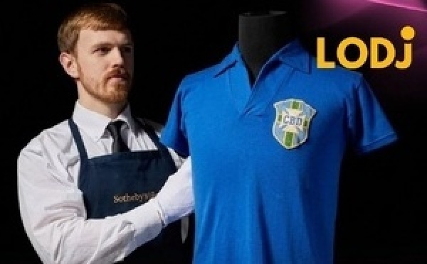 دار "سوذبيز" للمزادات أعلنت عن عرض القميص الأسطوري اللي لبسو النجم البرازيلي الراحل Pelé فنهائي كأس العالم 1958