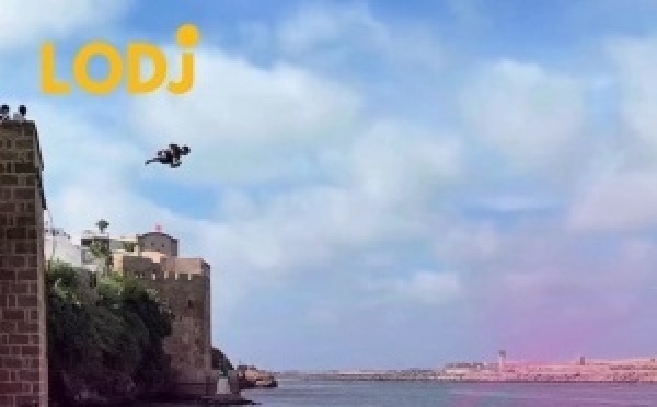 نوضات واحد المجمُوعة د السياح الأجانب جدل واسع فـ منصات التواصل الاجتماعي، من بعد ما جربوا "التلاويحة"ونقزوا من أعلى مقهى فـقصبة الأوداية فـ اتجاه مياه نهر أبي رقراق.