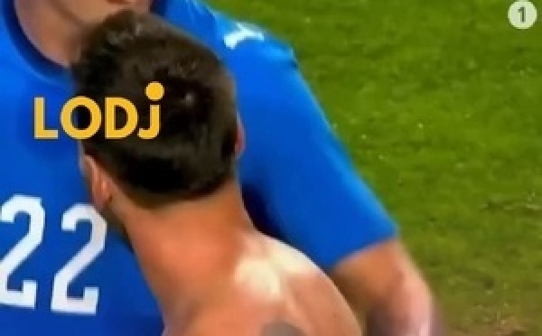 نجل إيدور غوديونسن، زميل ميسي السابق في برشلونة، التقى بالأسطورة بعد المباراة وحصل على قميصه.