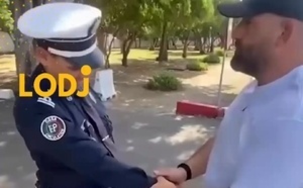 فيديو مؤثر ولطيف بزاف كيروج فـ منصات التواصل الاجتماعي؛ كيوثق لواحد اللفتة إنسانية رائعة جمعات بين طبيب من تركيا ورجل أمن مغربي وسط الشارع العام