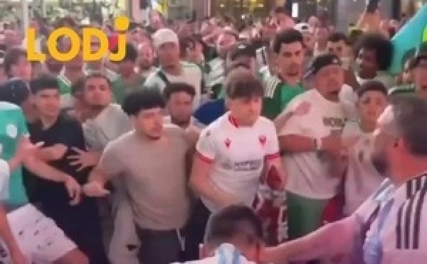 أجواء التوتر والمشاحنات كتوصل لـقلب الولايات المتحدة الأمريكية؛ فـالوقت اللي كانت كتعيش فيه ساحة "تايمز سكوير" الشهيرة فـنيويورك احتفالات مبهجة وتجمعات احتفالية جمعت مشجعين من كاع الجنسيات والدول اللي جاو يعيشوا حمى المونديال، تقلبات الأمور فـ ثواني 