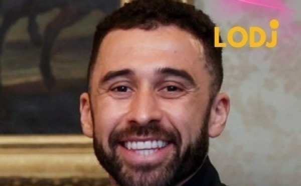 عاش الدولي "روبيرتو لوبيز" لقطة غريبة، فاش تواصل معاه اتحاد الرأس الأخضر لأول مرة عبر منصة "LinkedIn" باش يمثل المنتخب، لكنه تجاهل الميساج تماماً حيت كان مكتوب بالبرتغالية وظن أنه مجرد خدعة رقمية أو "Spam"