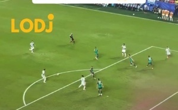 أثار صانع محتوى مشجع (فان) للمنتخب المغربي تفاعلاً واسعاً فـ منصات التواصل، بعدما ظهر فـ مدرج الملعب وهو لابس قميص المغرب خلال الماتش لي جمع بين منتخبي الأرجنتين والجزائر.