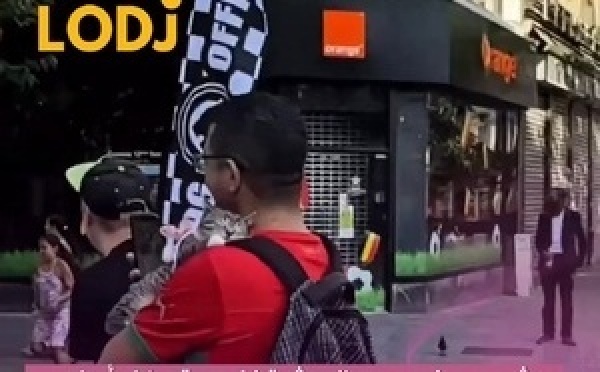 مشجع مغربي لابس التوني د المنتخب الوطني هز فوق كتافو مشة صغيورة وكيوت، لابسة كسيوة وردية بالوريدات، وناعسة فـ أمان الله