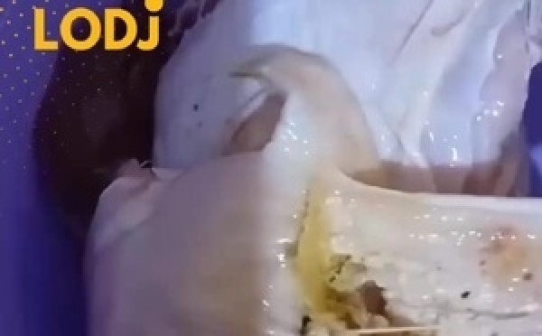 فيديو كيروج هاد الساعات فـ منصات التواصل الاجتماعي؛ كيوثق لواحد الحالة غريبة وصادمة لقاتها سيدة فـ الدجاج اللي شراتو
