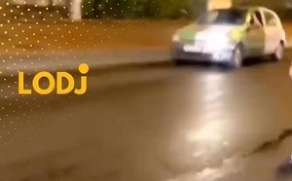 فيديو مضحك وطريف بزاف كيروج هاد الأيام فـ منصات التواصل؛ كيوثق لواحد الموقف كوميدي وقع فـ ضواحي العاصمة الفرنسية باريس