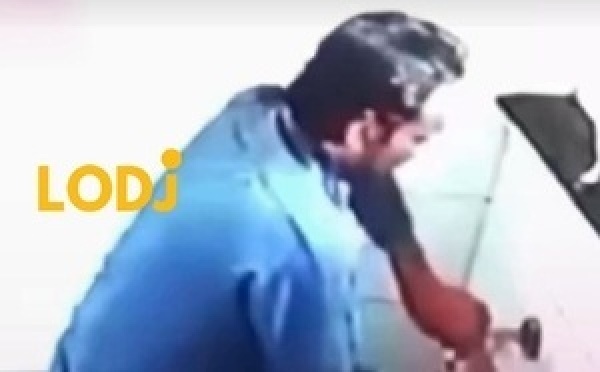 شدات كاميرات المراقبة د أحد المساجد تما شخص وهو كايقوم بـسرقة الصنابير (الروبينيات) المخصصة للوضوء بـطريقة غريبة، كايحيدهم واحد بـواحد 