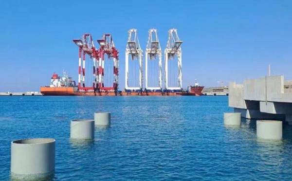 تركيب أول 3 رافعات عملاقة بميناء الناظور غرب المتوسط