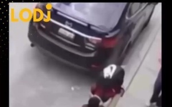 فيديو مضحك وكله روينة كيروج فـ السوشيال ميديا؛ كيوثق لواحد المشهد طريف فـ الشارع كيشبه تماماً للمواجهات العشوائية فـ ألعاب البوكيمون