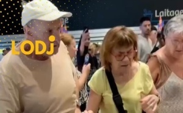 لقطة هربانة د الضحك وغريبة بزاف كتروج هاد الساعات فـ صفحات التواصل؛ كتوثق لواحد الموقف طريف وقع وسط موجة الصهد والزحام فـ فرنسا