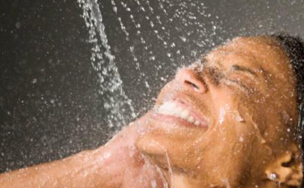 هل تساعد المياه الباردة على تبريد الجسم أثناء موجات الحر؟.. خبراء يحذرون من الاعتقاد الشائع