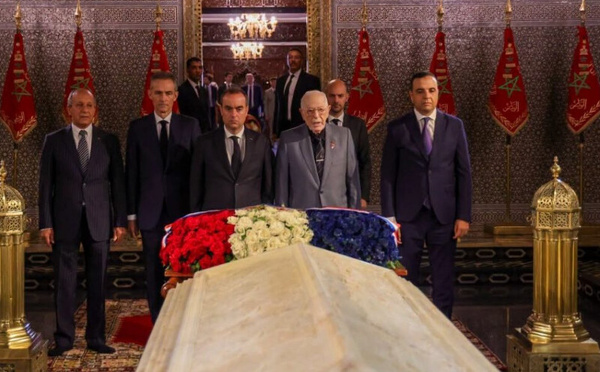 الوزير الأول الفرنسي يستهل زيارته للمغرب بزيارة ضريح محمد الخامس