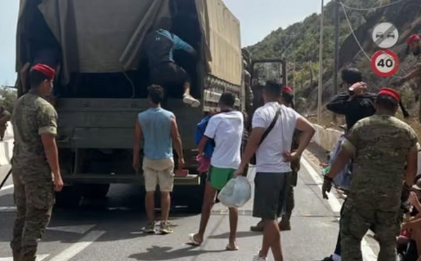 الجيش الإسباني ينقل مئات المهاجرين المغاربة إلى معبر تاراخال بعد اقتحام سبتة المحتلة