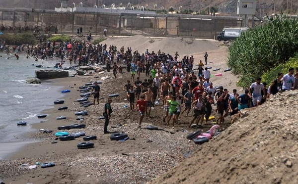 إسبانيا تعلن عودة 70 ألف شخص إلى المغرب بعد موجة الهجرة نحو سبتة المحتلة