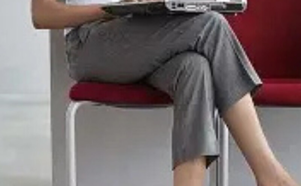تشبيك الساقين أثناء الجلوس.. هل يضر بالصحة فعلًا؟
