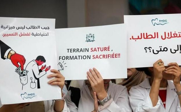 طلبة طب الأسنان بالدار البيضاء يصعدون احتجاجهم مع دخول الإضراب أسبوعه الرابع