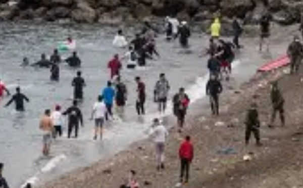 سبتة.. نحو 900 مهاجر يعودون إلى المغرب بعد إخلاء مخيم «إل ترمبولين»