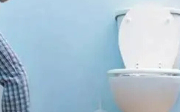 التبول جلوسًا عند الرجال.. هل له فوائد صحية؟