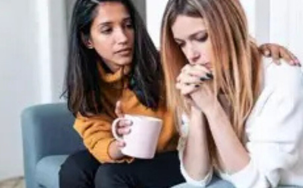 تحب أصدقاءك لكنك لا تملك طاقة لرؤيتهم.. ماذا يقول هذا التناقض عن علاقاتنا؟